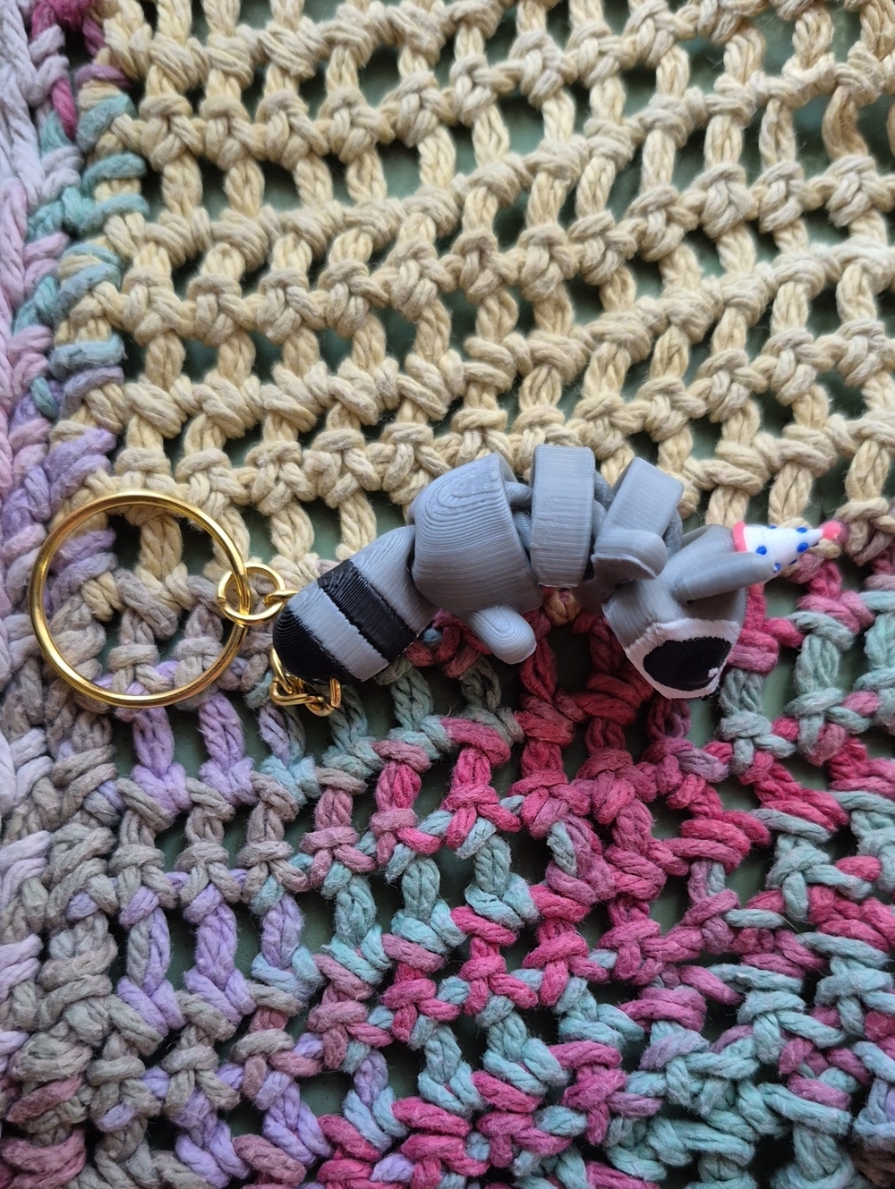 🦝 Keychain Grey Pink - Picture 2 of 4
